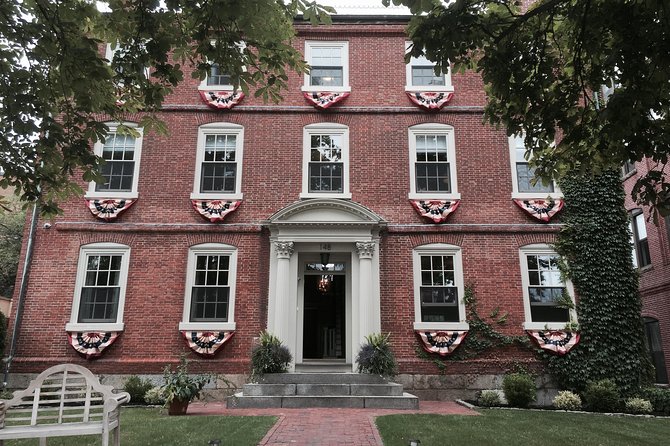 2.5-Hour Salem History & Sightseeing Guided Walking Tour - Small-group size and what max 35 people changes