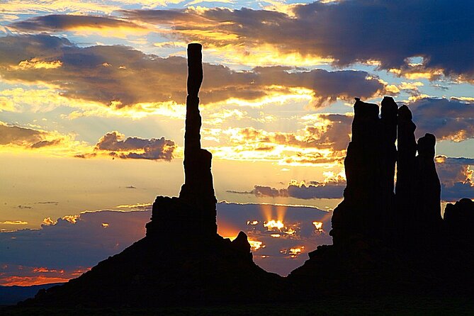 3.0 Hours of Monument Valley's Sunrise or Sunset 4×4 Tour - The real star: backcountry arches and restricted access