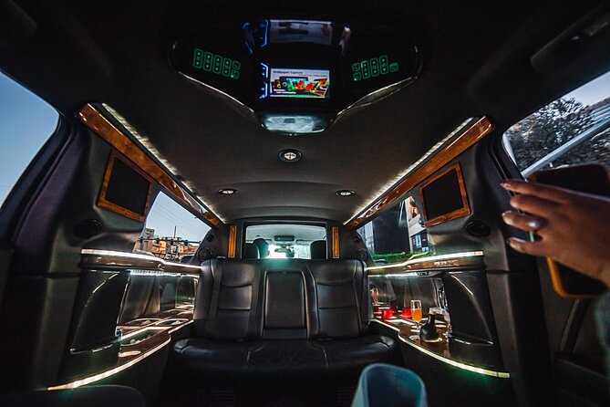 Arrival Transfer: Private Luxury 8 Passenger Limousine Service - The Limo Ride for Up to 8: Comfort, Vibes, and Real Logistics