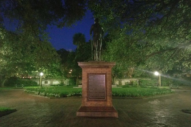 Charleston's Pleasing Terrors Night-Time Walking Ghost Tour - Poogan’s Porch: ghost sightings and a restaurant you can’t ignore
