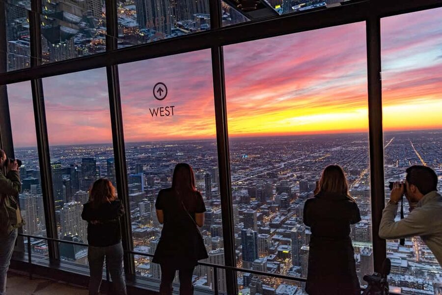 Chicago: 1-5 Day Attraction Pass with Shedd Aquarium - Chicago by bus, flight illusion, and getting around efficiently