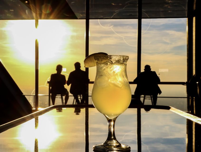 Chicago: 360 Chicago Observation Deck Sip and View Ticket - The Magnicity app: a guided layer you can control