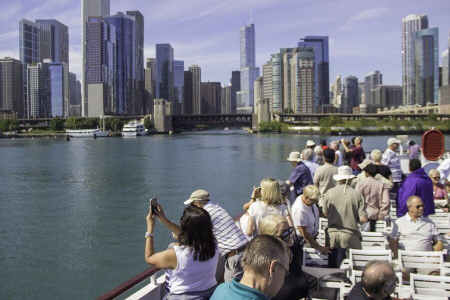Chicago: 45-Minute Family-Friendly Architecture River Cruise - Cash Bar Drinks, Local Flavors, and What to Expect for Food