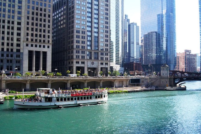 Chicago Architecture Center River Cruise aboard First Lady - The river route: from Chicago River changes to Freedom Center views