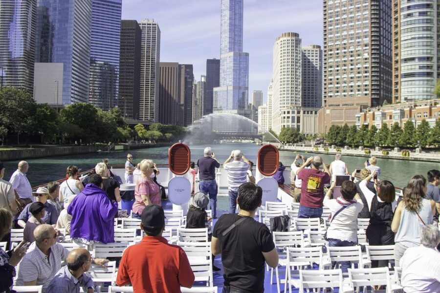 Chicago River: 1.5-Hour Guided Architecture Cruise - Cash bar and snacks: how to plan your onboard budget