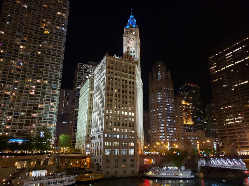 Chicago River: 1.5-Hour Guided Architecture Cruise - Photo stops and selfie spots on the boat