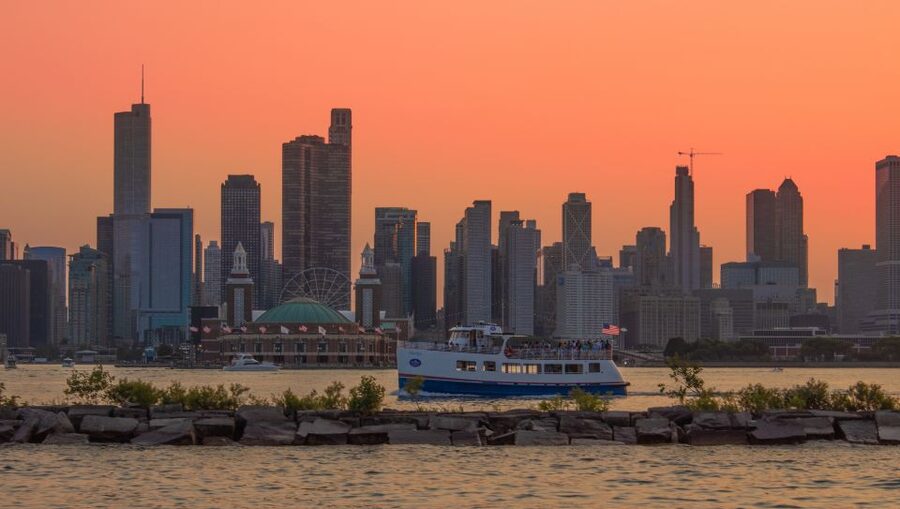 Chicago: Shoreline Lake Michigan Skyline Cruise - Willis Tower Photo Stop: A Quick, Targeted Moment for Photos