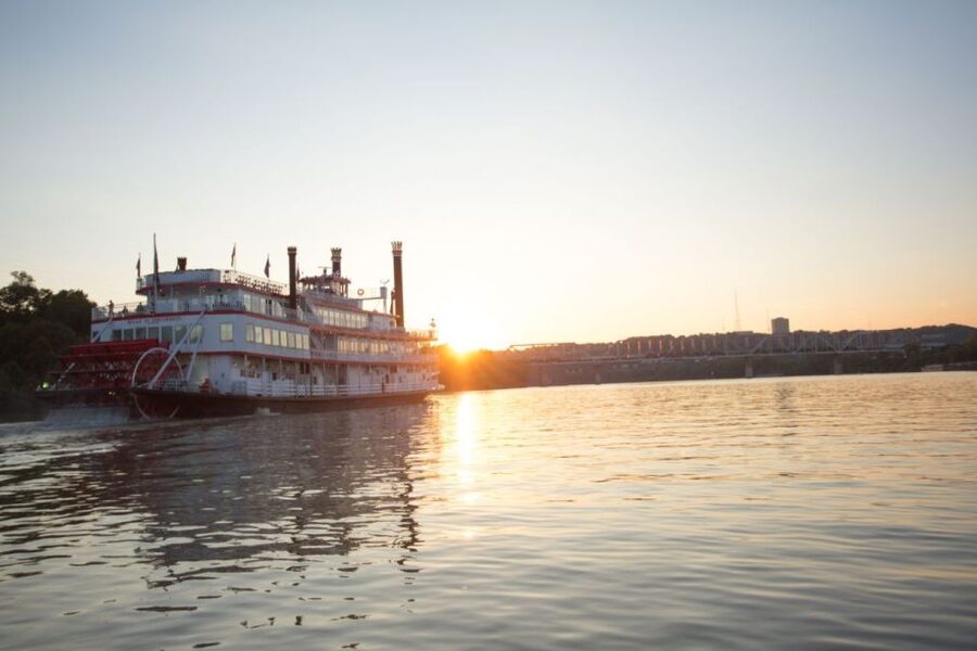 Cincinnati: Historic Sightseeing Cruise - Onboard Experience: Views, Music, and Live English Commentary