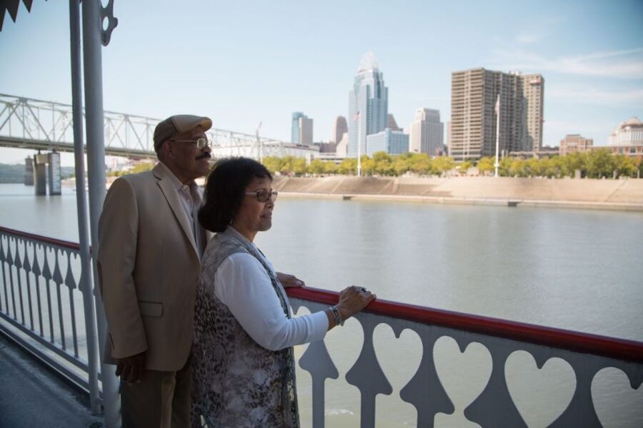 Cincinnati: Ohio River Cruise with Buffet Dinner - Music, dancing, and the vibe on the different decks