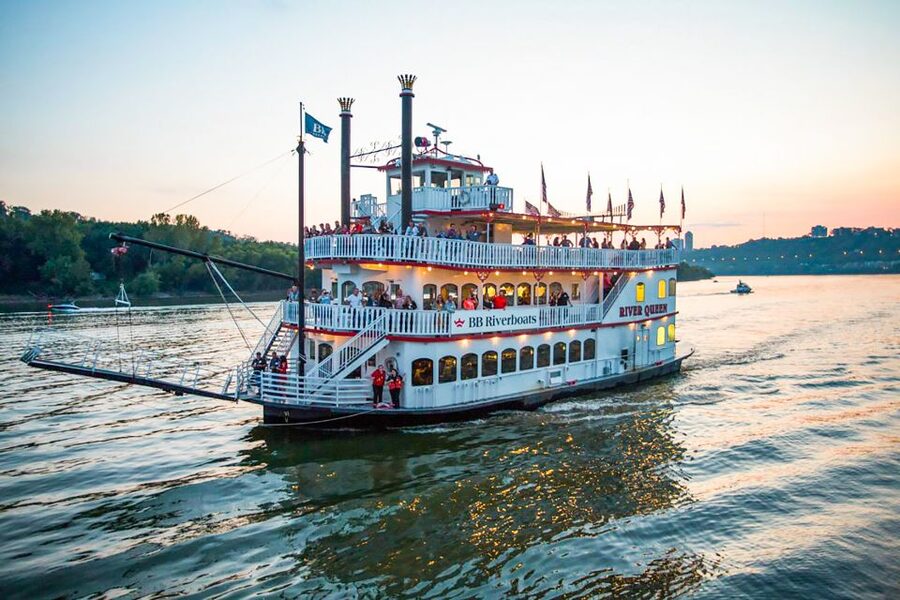 Cincinnati: Riverboat Cruise with Lunch and Entertainment - Entering the Scene: Newport Landing Dock and a Classic Ohio River Float