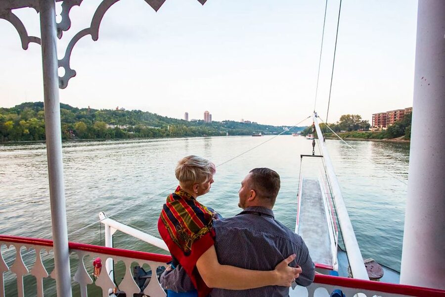 Cincinnati: Riverboat Cruise with Lunch and Entertainment - The Entertainment: Live Banjo Music and On-Board Storytelling
