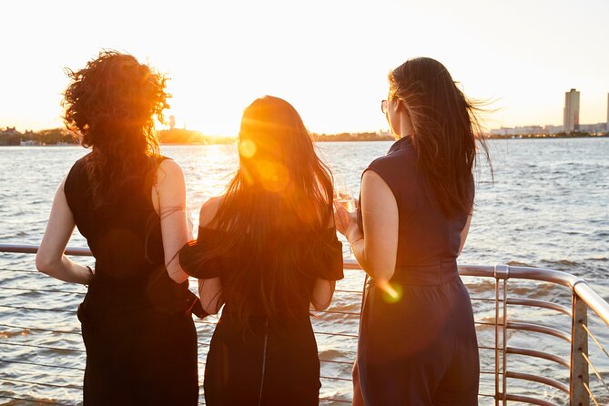 City Cruises New York: Signature Dinner Cruise - The Skyline Route: Lady Liberty, Empire State Building, and the Harbor Sights