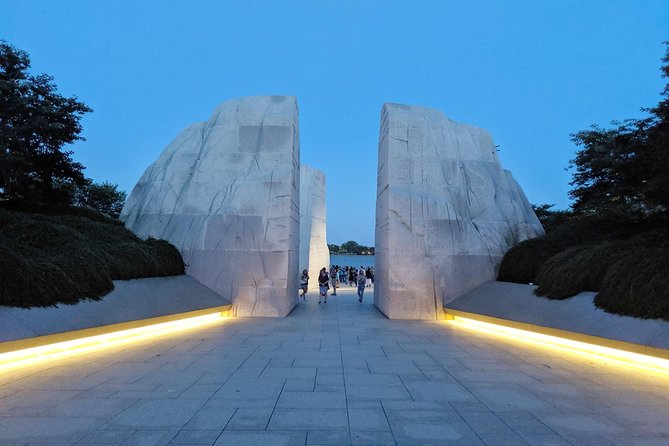 DC Memorials Night Tour: Glass-Roof Convertible Upgrade Option - Group Size and Comfort: What It Feels Like on Board