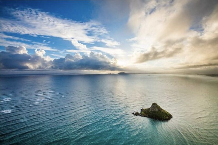 From Honolulu: Oahu 60min Helicopter Tour with Doors Off/On - Kaneohe Bay and the “So Scenic It’s Annoying” Water Colors