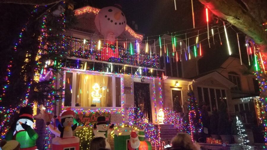 From Manhattan: 4-Hour Brooklyn Christmas Magic Tour - Timing, weather, and what to wear when the streets get cold