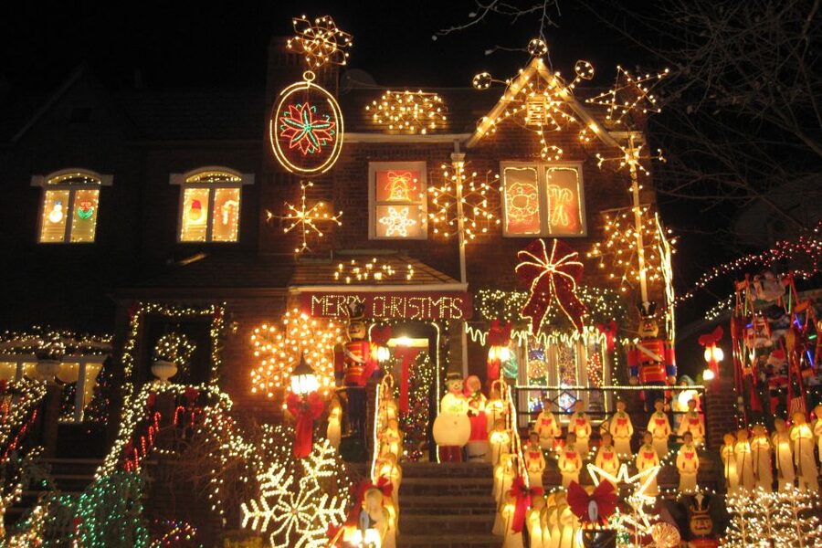 From Manhattan: 4-Hour Brooklyn Christmas Magic Tour - The pre-light tour drive: big Manhattan sights on your way to Brooklyn