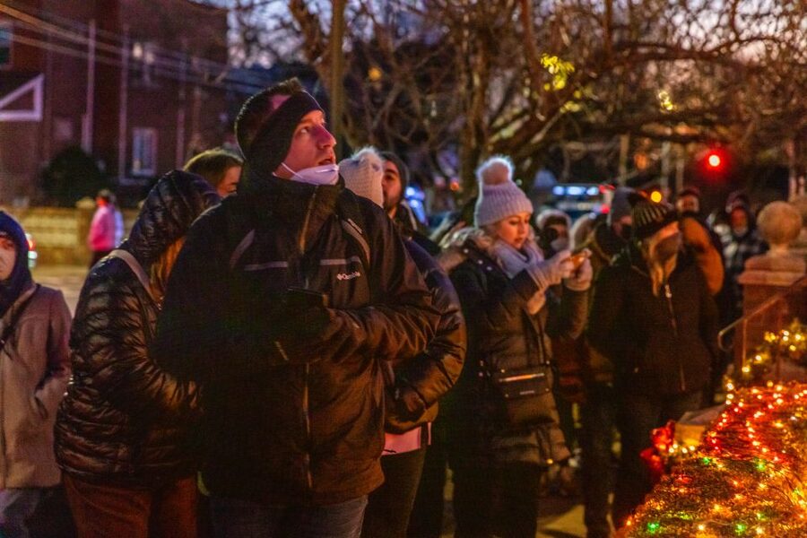 From Manhattan: 4-Hour Dyker Heights Holiday Lights Bus Tour - Brooklyn Bridge Park and the DUMBO Payoff: Skyline Photos Without the Chasing