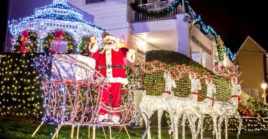 From Manhattan: Dyker Heights Lights & Skyline Tour - From Times Square meeting point to a comfortable ride in a coach