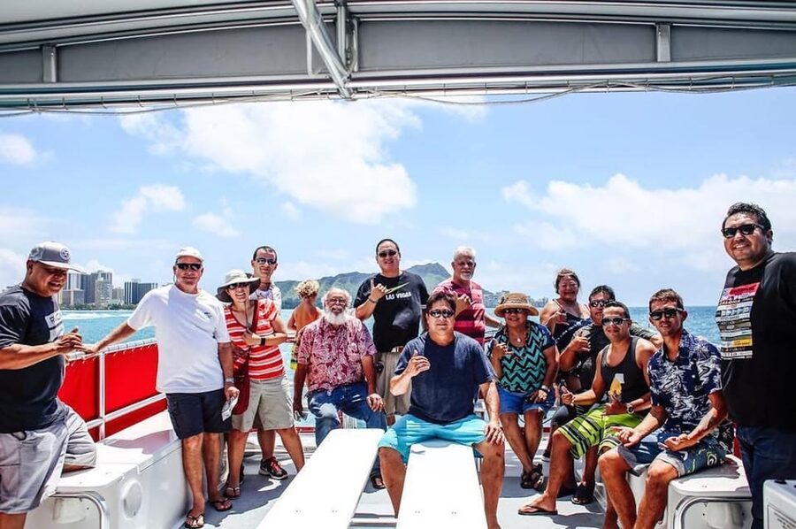 Honolulu: Glass Bottom Boat Tour along Oahu's South Shore - Guides and crew: why the narration often makes or breaks the trip