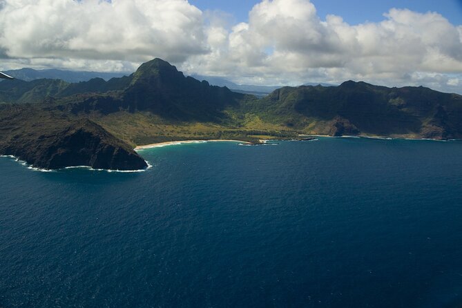 Kauai Airplane Tour: Na Pali Coast, Waterfalls & Window Seats - Mount Waiʻaleʻale and Waialeale Crater: seeing a rain machine from above