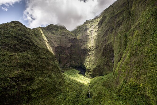 Kauai Deluxe Waterfall Safari: Helicopter Tour - Photo rules, clothing, and keeping the cabin frustration-free