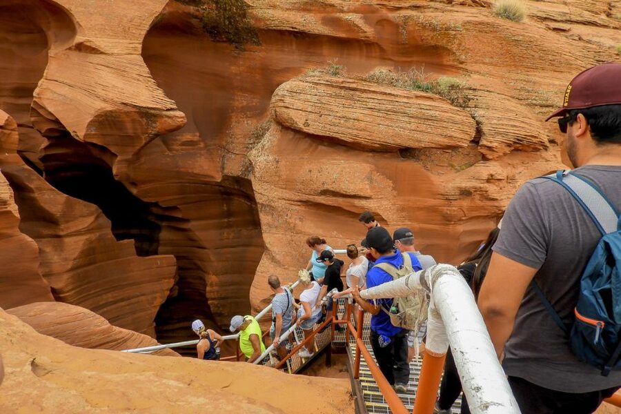 Las Vegas: Antelope Canyon & Horseshoe Bend Tour with Pickup - Horseshoe Bend: The 1 km Walk to the 1,000-Foot Drop