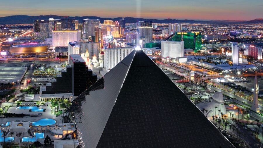 Las Vegas: Fantasy Burlesque Show at Luxor Hotel & Casino - The structure of the night: 15 numbers, from solo to aerial to striptease