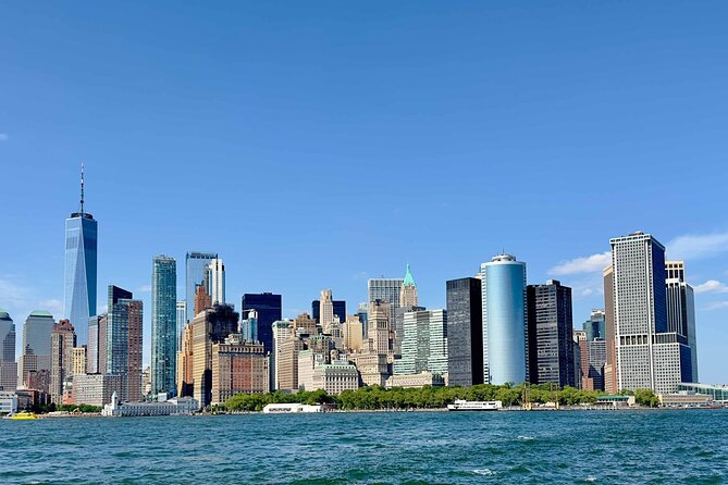 Manhattan Architecture Yacht Cruise - Bridges, landmarks, and photo realism: how to get the best shots