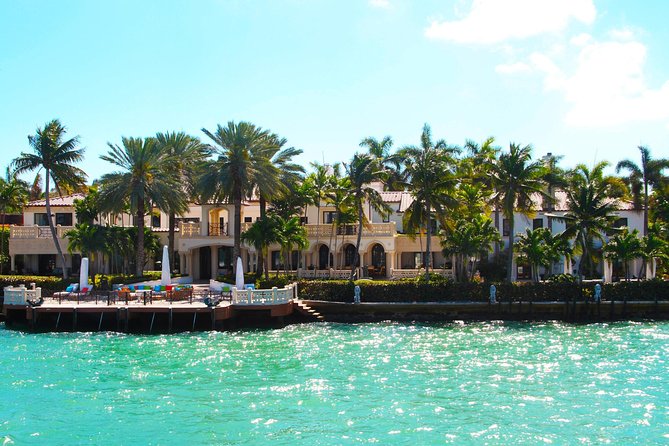Miami Biscayne Bay rich and famous Sightseeing Boat Tour - Crowds, seat choice, and the loud-music reality check