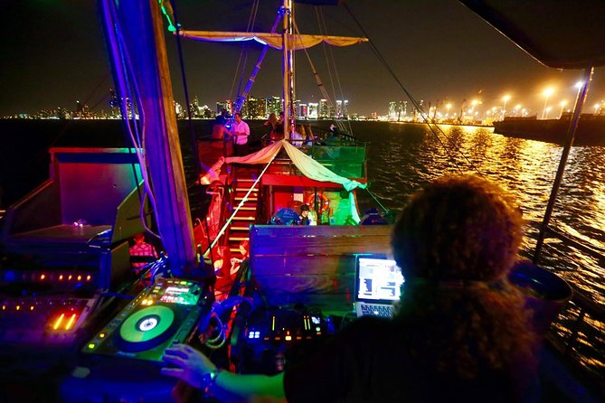 Miami Skyline Views and Biscayne Bay Cruise - Boarding at Bayside Marketplace: arrive early for the best view