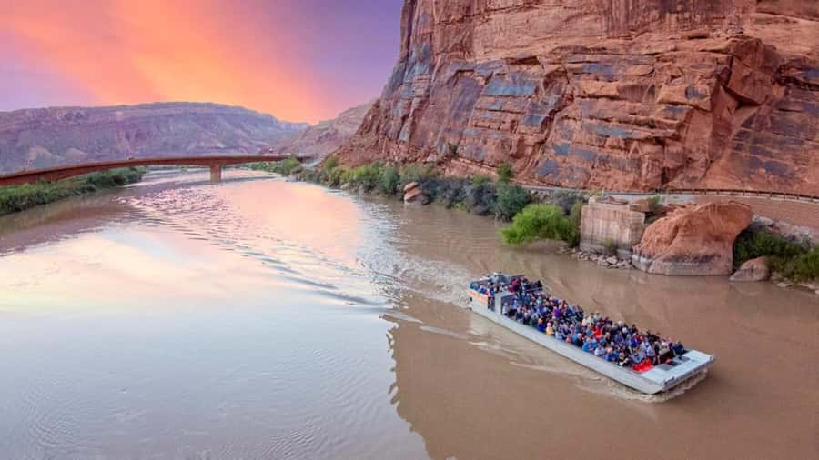 Moab: Colorado River Dinner Cruise with Music and Light Show - Key points before you go