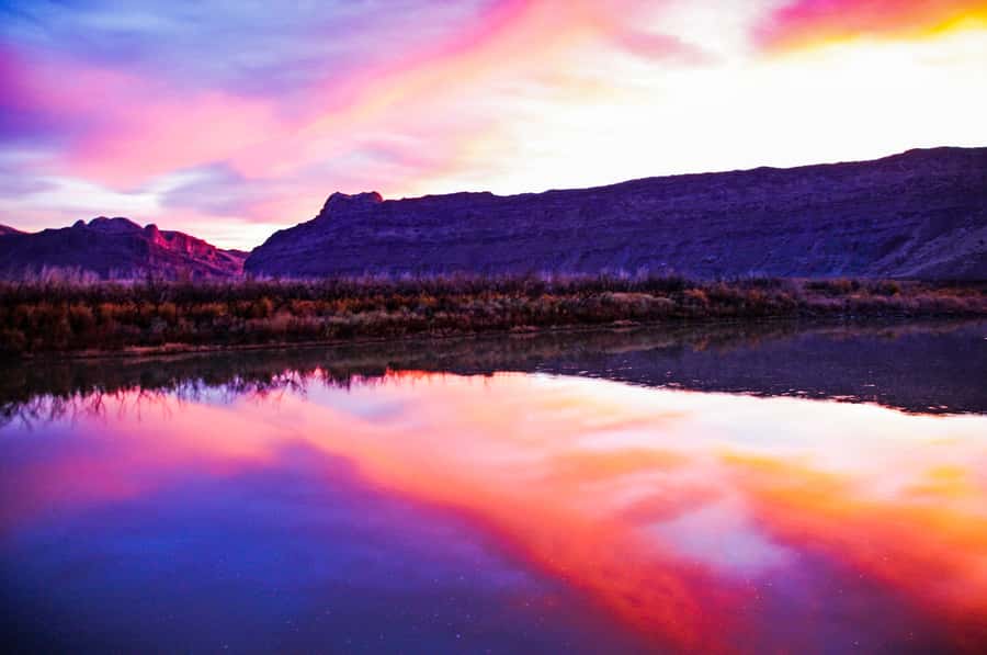 Moab: Colorado River Dinner Cruise with Music and Light Show - Timing, weather, and what to bring for a smooth night
