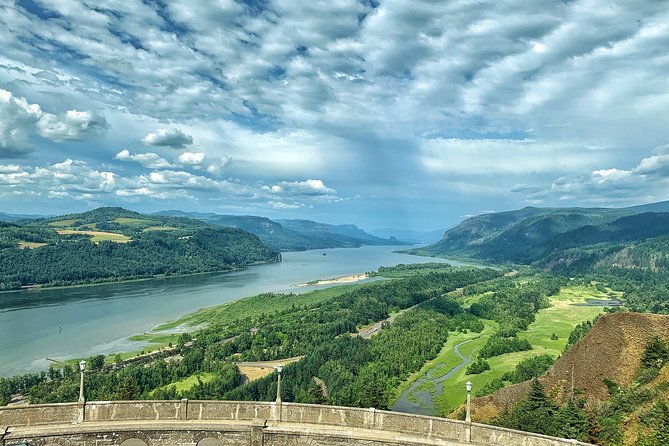 Multnomah Falls and Columbia River Gorge Waterfalls Tour Morning - Stop 1: Portland Women’s Forum State Scenic Viewpoint and the view lesson