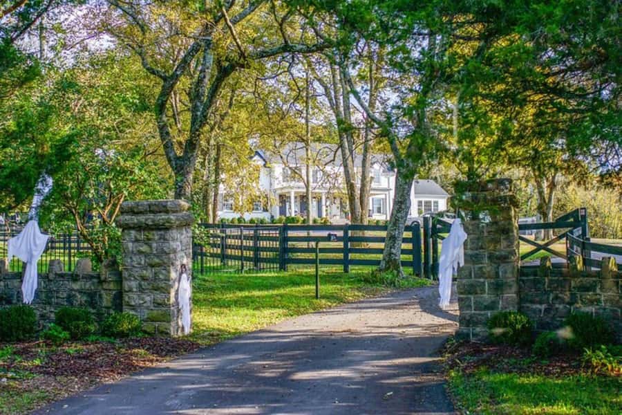 Nashville: Homes of the Stars Narrated Bus Tour - Celebrity Homes, Without the Stress of Trying to Find Them