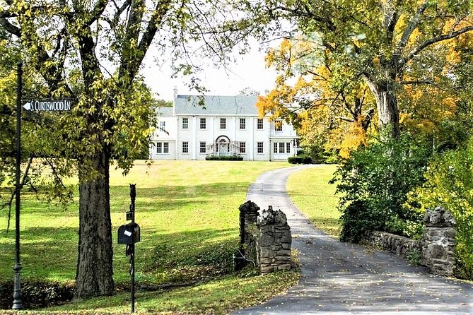 Nashville "Homes Of The Stars" Narrated Bus Tour with 30+ Celebrity Homes - What You Get on This Nashville Celebrity Home Bus Tour
