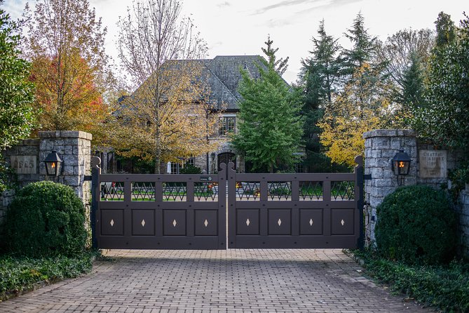 Nashville "Homes Of The Stars" Narrated Bus Tour with 30+ Celebrity Homes - Seeing 30+ Celebrity Homes From the Street, With a Real Guide