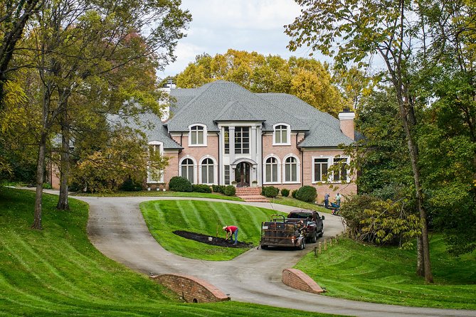 Nashville "Homes Of The Stars" Narrated Bus Tour with 30+ Celebrity Homes - Boarding at 108 1st Ave S and What the 11:30 Start Means