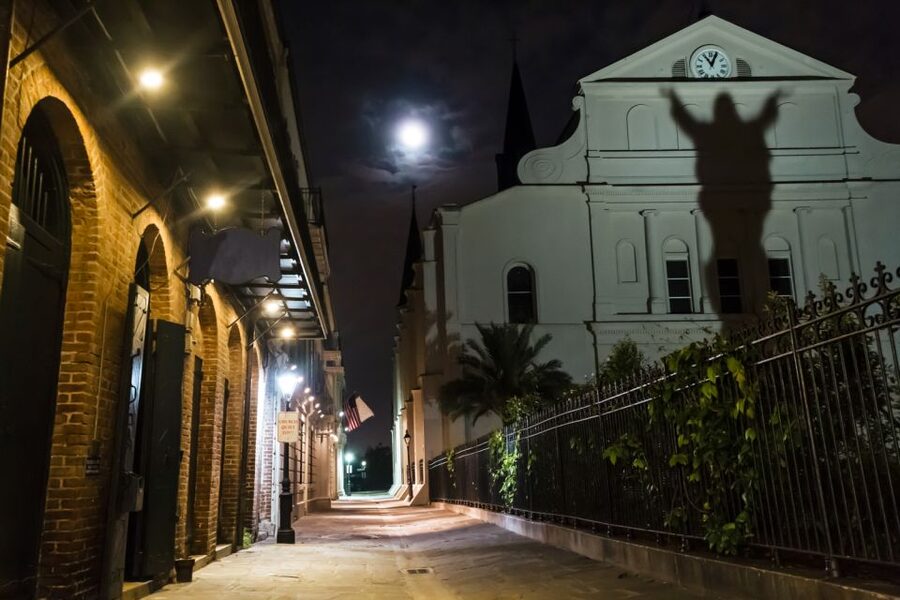 New Orleans: 2-Hour Ghosts & Vampires Walking Tour - Meeting at The Voodoo Lounge: Your 2-for-1 Hurricane Warmup