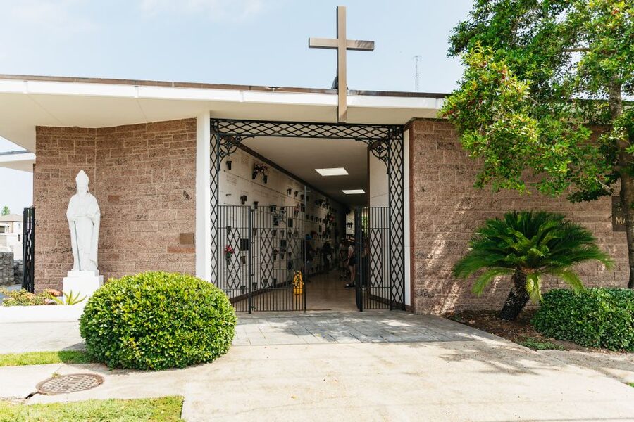 New Orleans: Cemetery Tour - Above-Ground Burial and Voodoo: What Makes This Tour Click