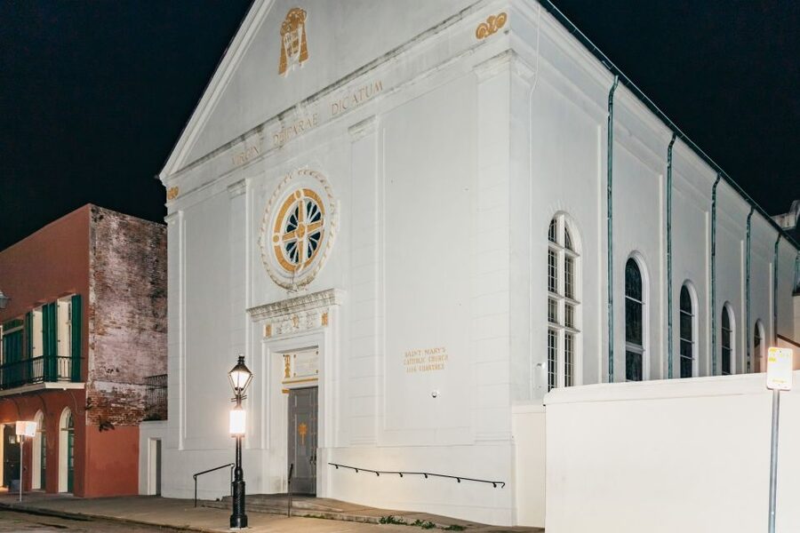 New Orleans: French Quarter Ghost Tour with Interior Visit - Where You Start: Finding the Red Door at 620 Decatur St