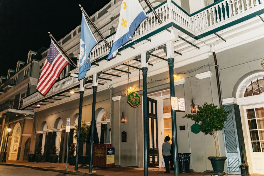 New Orleans: French Quarter Ghost Tour with Interior Visit - Lafitte’s Blacksmith Shop Break: A Real Rest Moment in the Middle of the Loop