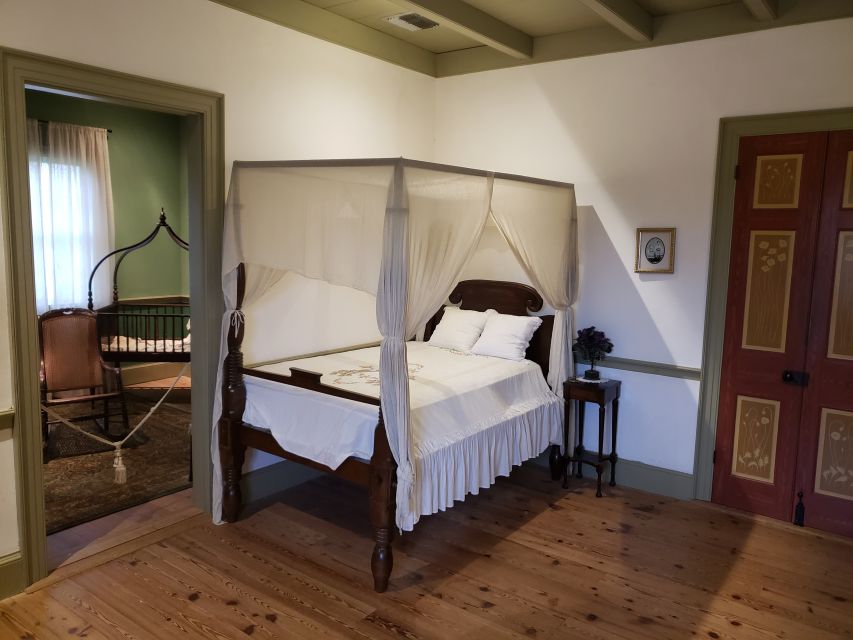 New Orleans: Laura Creole Plantation Guided Tour - Enslaved quarters and the 1840s cabins: why the stories feel different