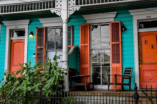 New Orleans Sightseeing City Tour - Garden District and Lafayette Cemetery No. 1: architecture from the bus windows