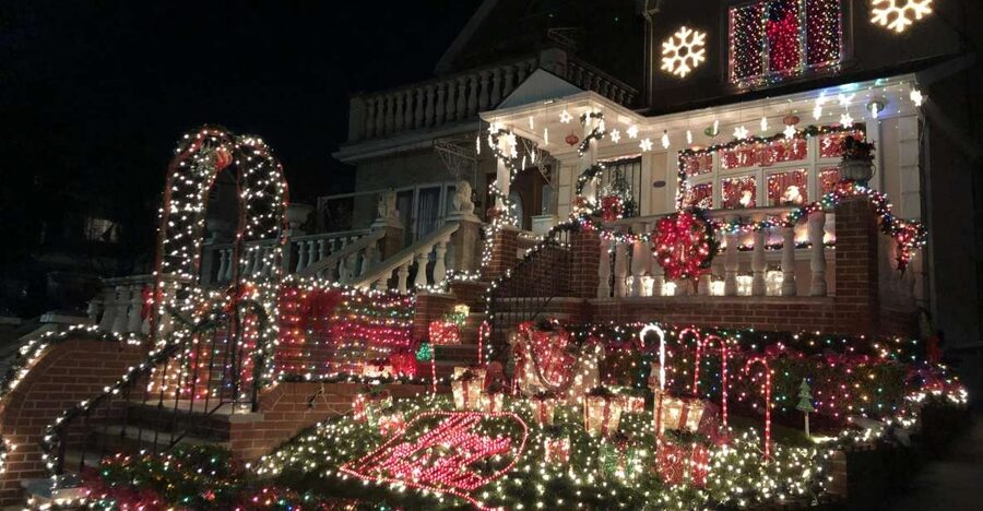 New York City: Dyker Heights Christmas Lights Tour - Bay Ridge Photo Stop: A Short Break With Skyline Payoff