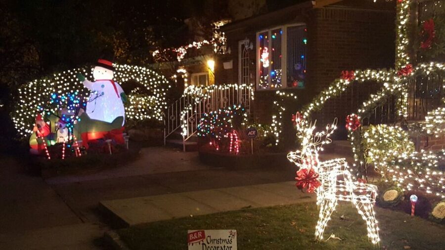 New York City: Dyker Heights Christmas Lights Tour - From Midtown Times Square Pickup To Your Hudson River Night Preview