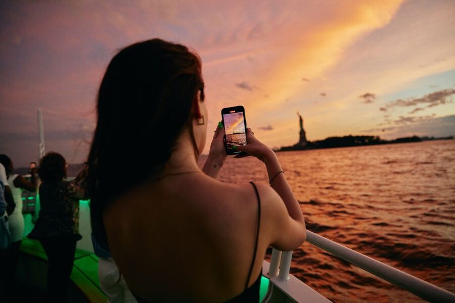 New York City: Gourmet Dinner Cruise with Live Music - Live Music: Off-Broadway Talent and How the VIP Deck Changes the Show