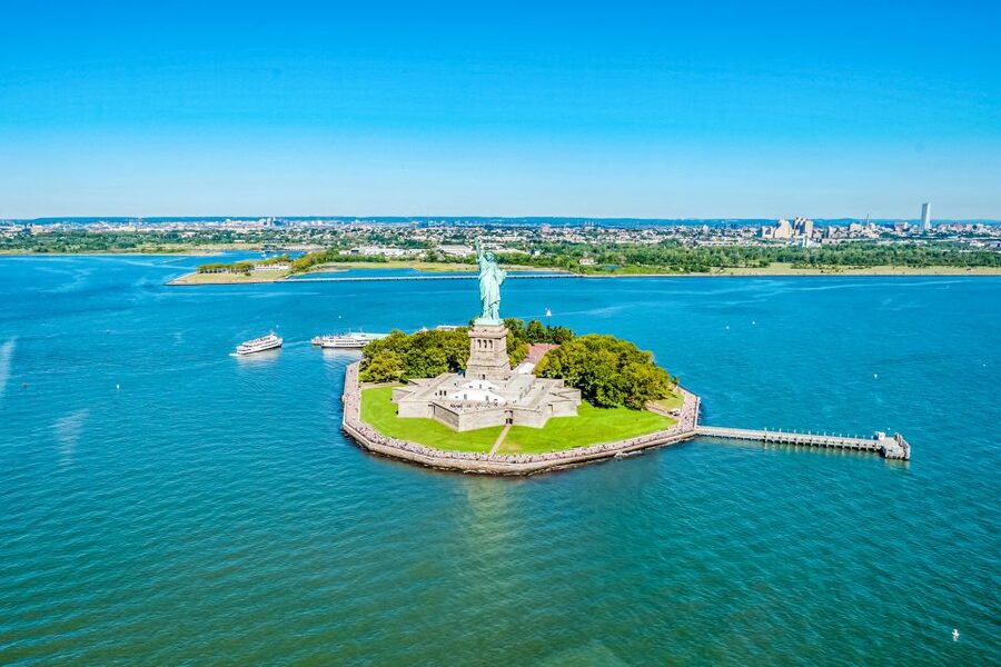 New York City: Manhattan Helicopter Tour - Statue of Liberty and Ellis Island: how close-up flying changes your photos
