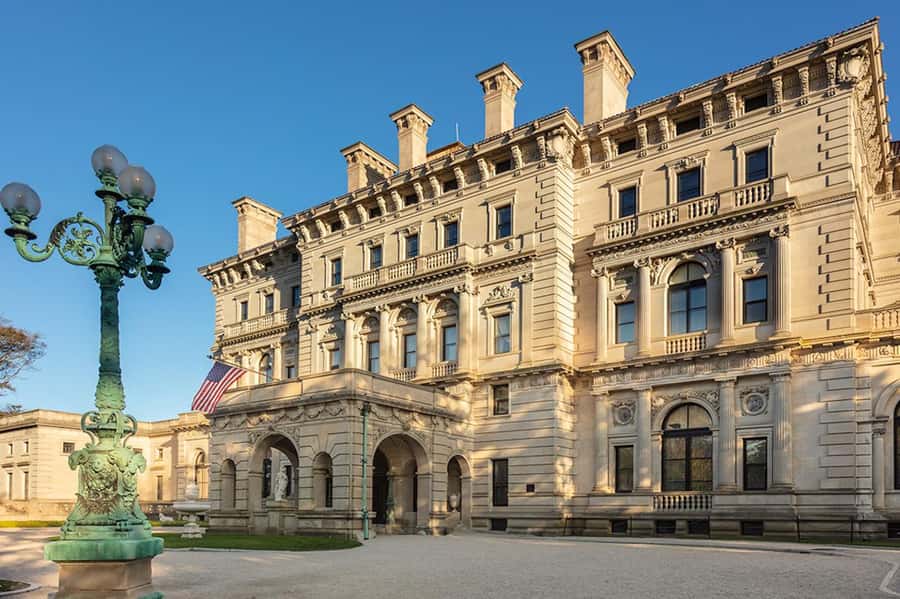 Newport: Newport Mansions Ticket - 1 or 2 Mansions - Entering The Breakers Welcome Center and getting your day started