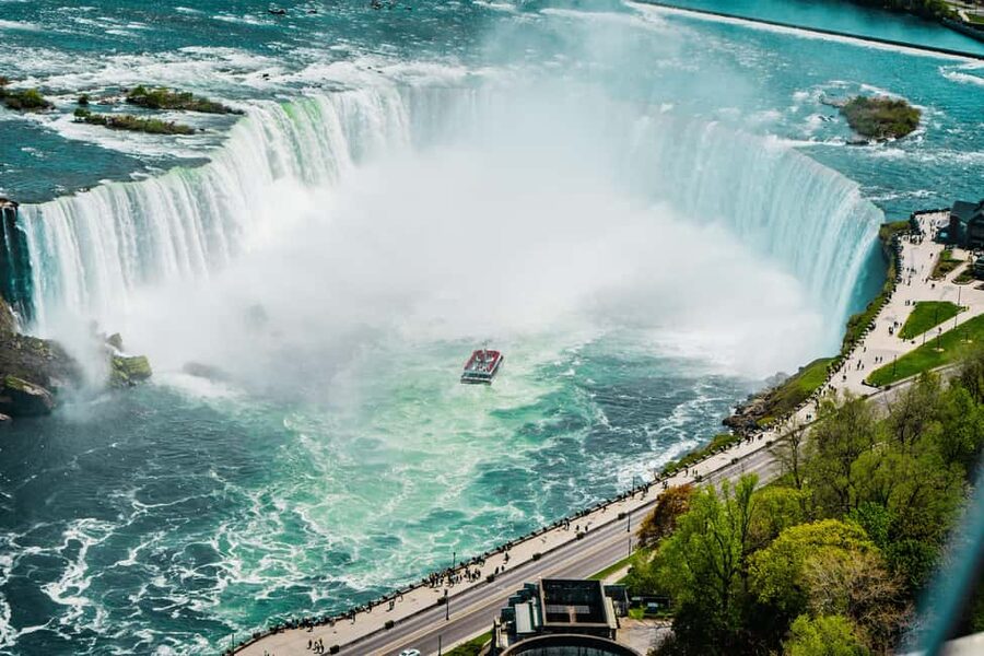Niagara Falls Tour with Skip the Line Cruise & Maple Tasting - Coach comfort, WiFi, and the practical rhythm of a long day