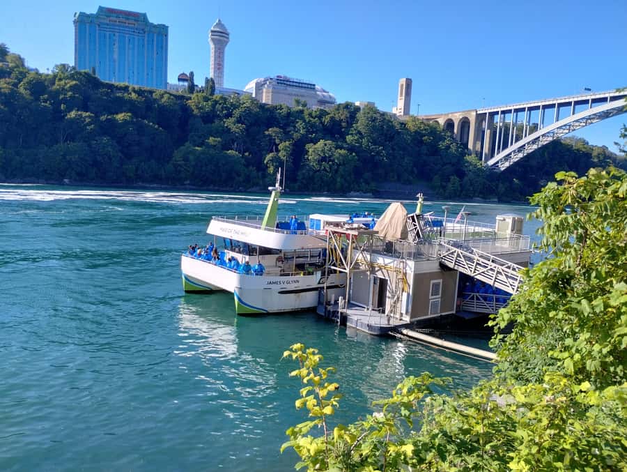 Niagra Falls, USA Side: Boat, Cave and Shuttle pass Tour - Getting your bearings on Goat Island before the big rides